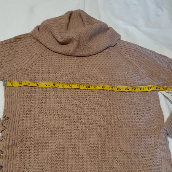 Womans Urbanology Sweater, knitted peachy Brown Color, Size XL, Side Details, - Picture 5 of 14